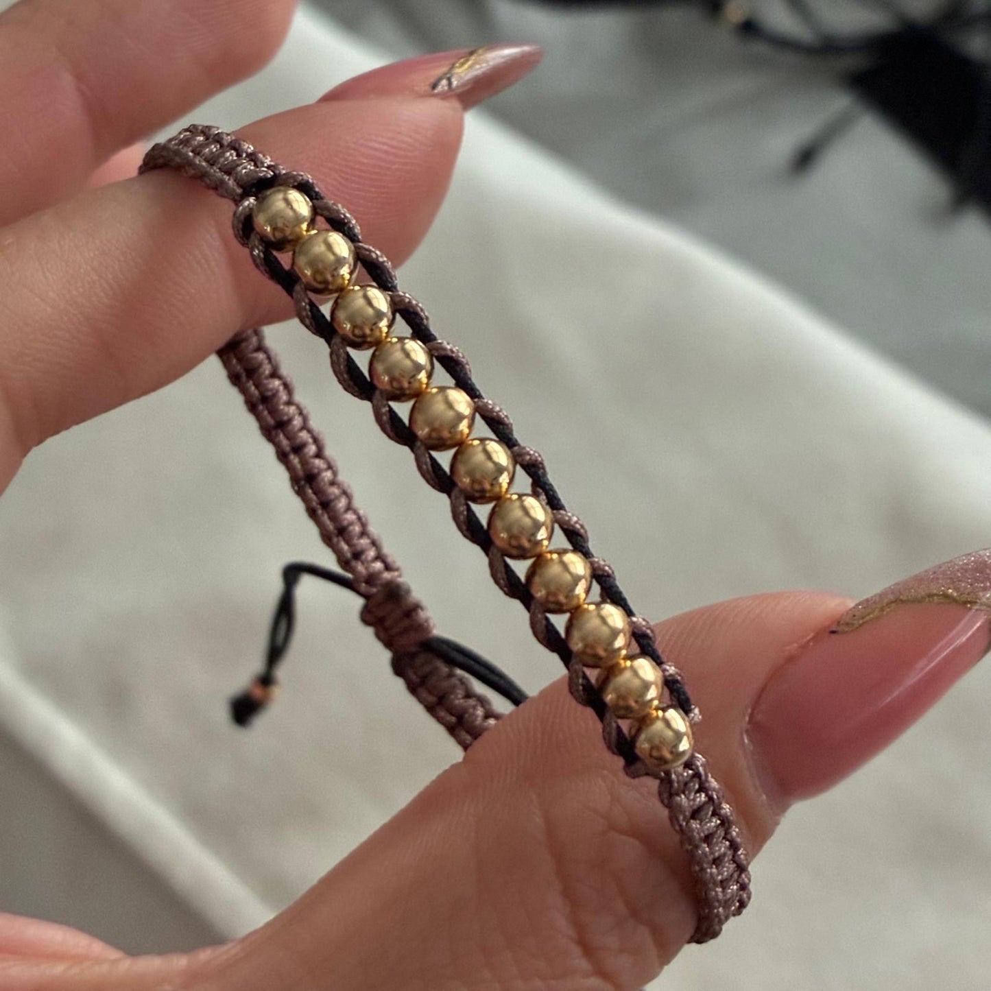 PULSERA HILO NEGRO Y BEIGE ENTRELAZADAS 10 BOLAS LISAS 4MM ORO AMARILLO COL 18K - 1,0GR