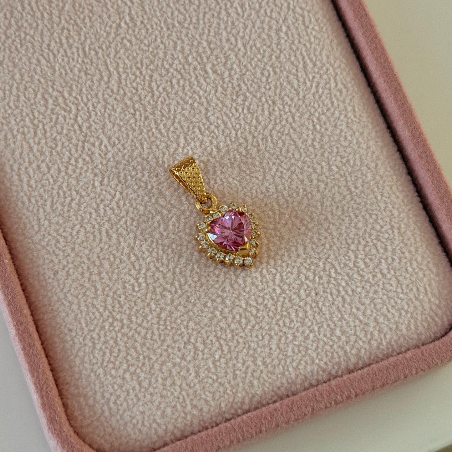PINK MOISSANITE HEART PENDANT + WHITE STONES 1.8CM 18K YELLOW GOLD - 2.28GR