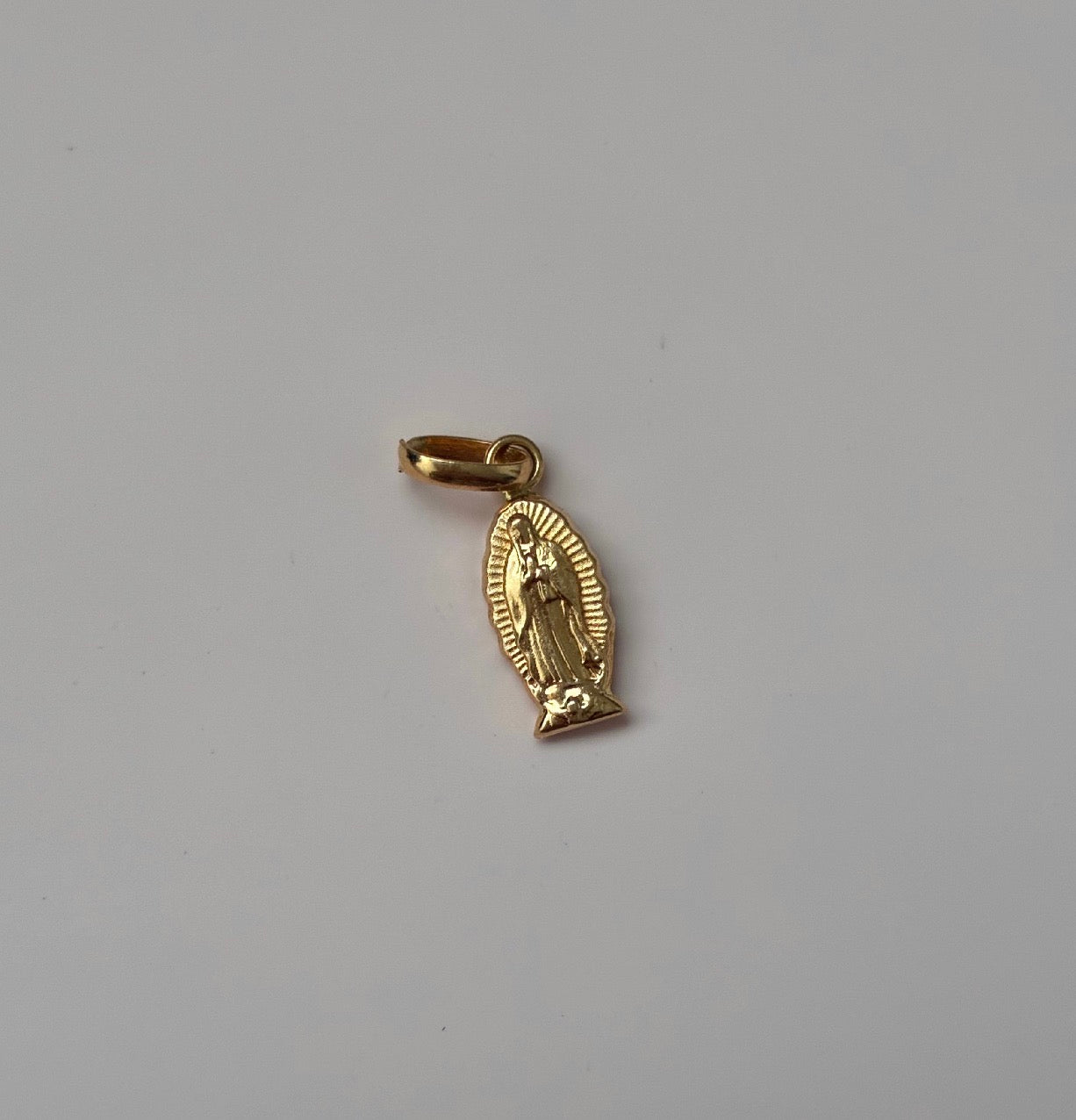 DIJE SILUETA VIRGEN DE GUADALUPE CON DESTELLOS 1.3CM ORO AMARILLO COL 18K - 0,35GR