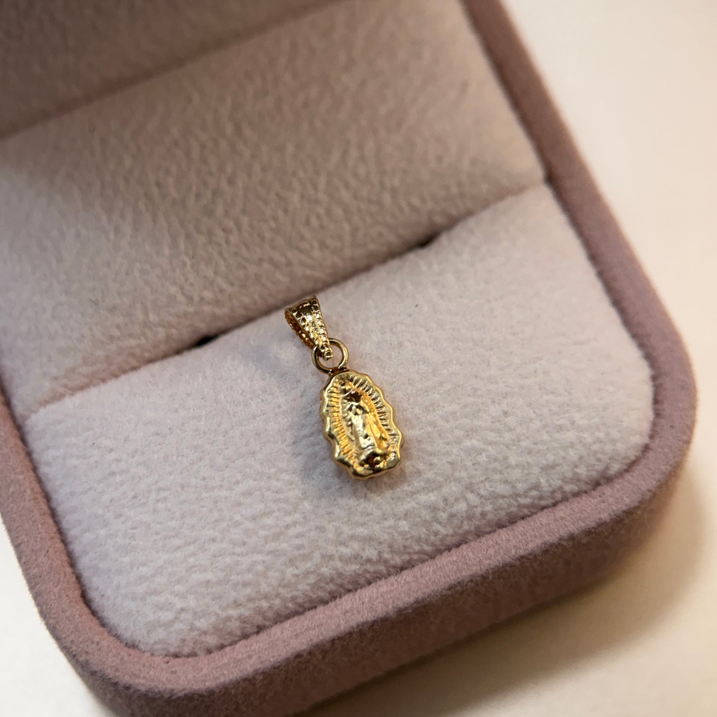 VIRGIN OF GUADALUPE SILHOUETTE PENDANT 1.3CM 18K YELLOW GOLD - 0.31GR