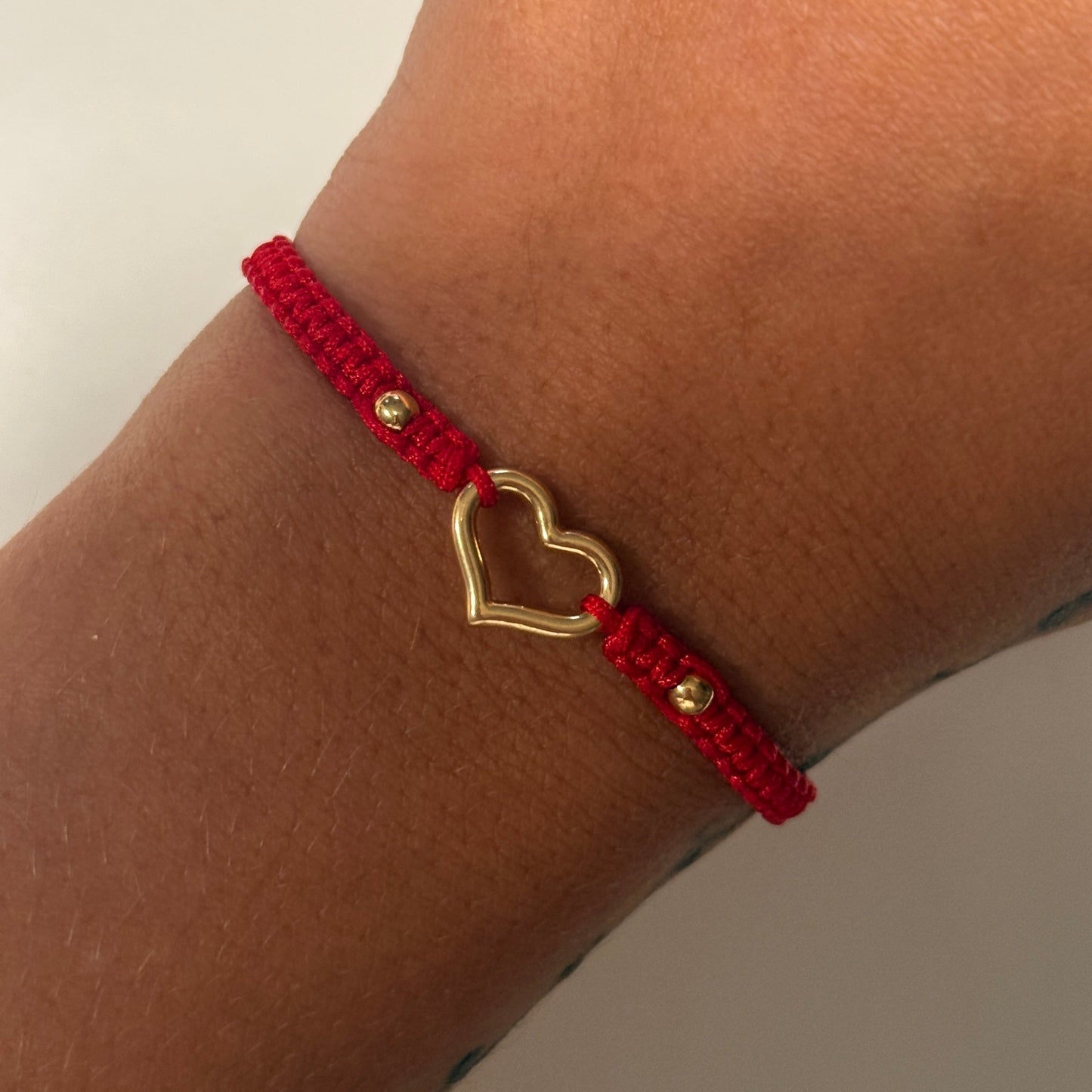 PULSERA HILO ROJO HERRAJE CORAZON EN SILUETA + 2 BOLAS 3M ORO AMARILLO 18K 0,45GR *BD*