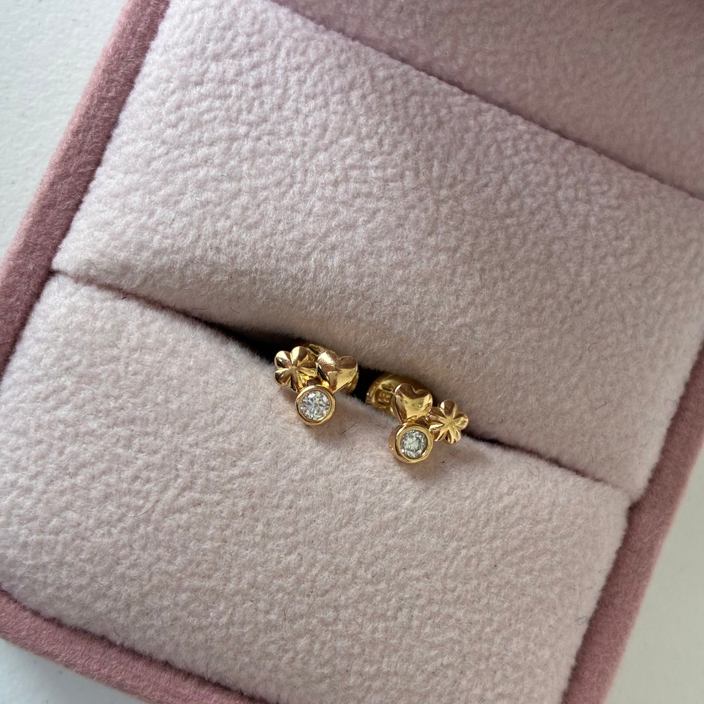 TOPOS CORAZON + FLOR + PIEDRA BLANCA ORO AMARILLO 18K - 0,91GR