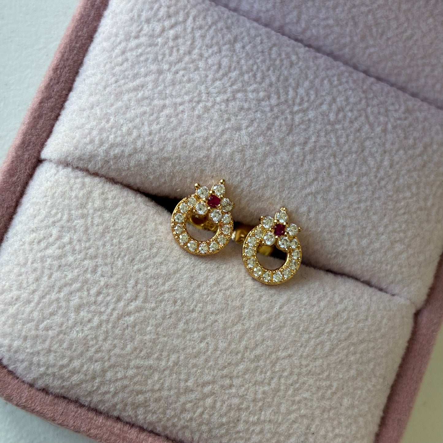 WHITE STONE CIRCLE STUD + FUCHSIA STONE FLOWER 18K YELLOW GOLD - 1.05GR