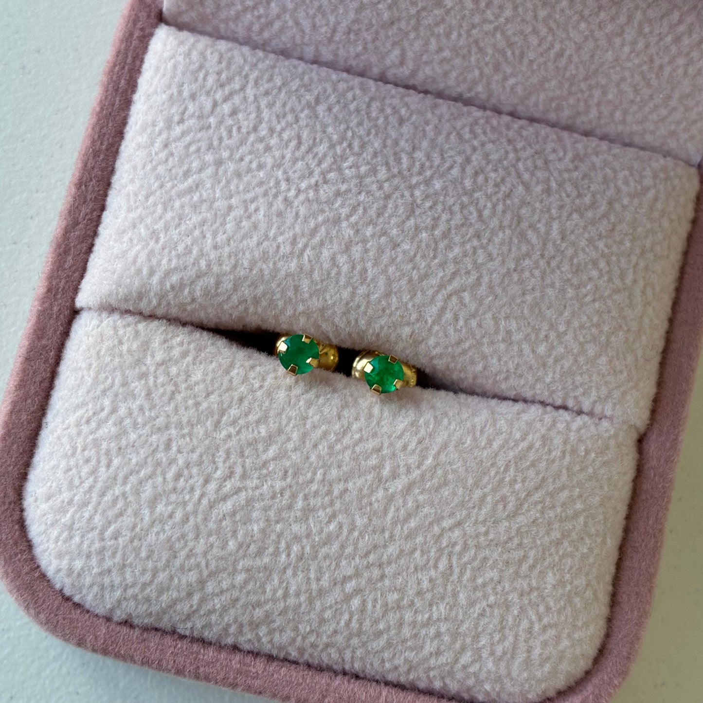 TOPOS ESMERALDA NATURAL 3MM ORO AMARILLO 18K