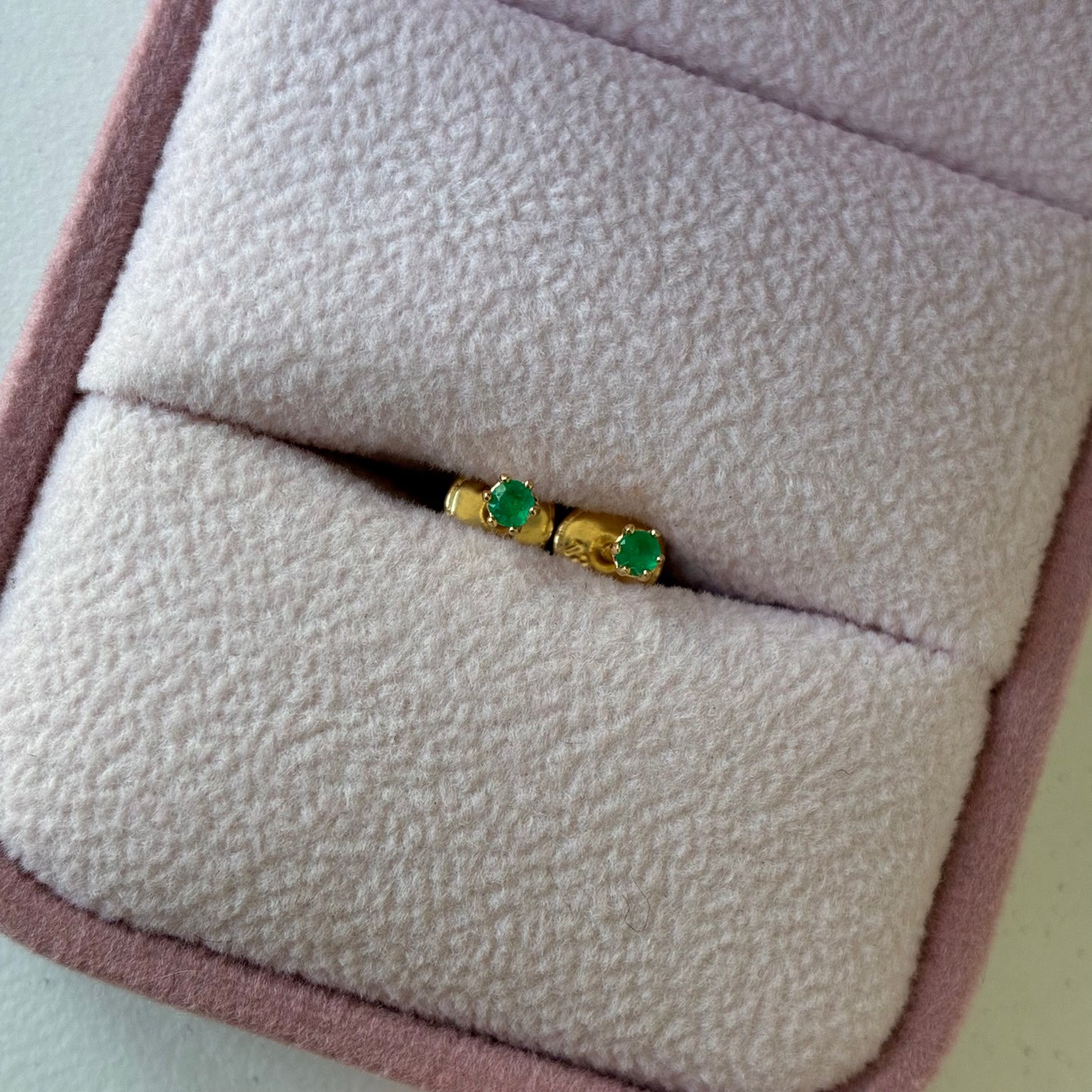 NATURAL EMERALD STUDS 2MM 6 POINTS 18K YELLOW GOLD