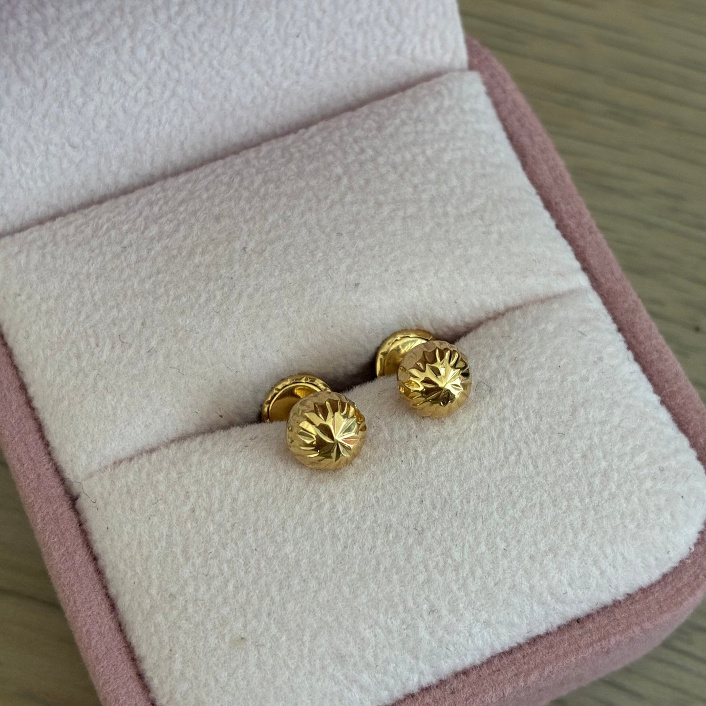 6MM DIAMOND-CUT BALL STUDS IN 18K YELLOW GOLD - 0.73GR