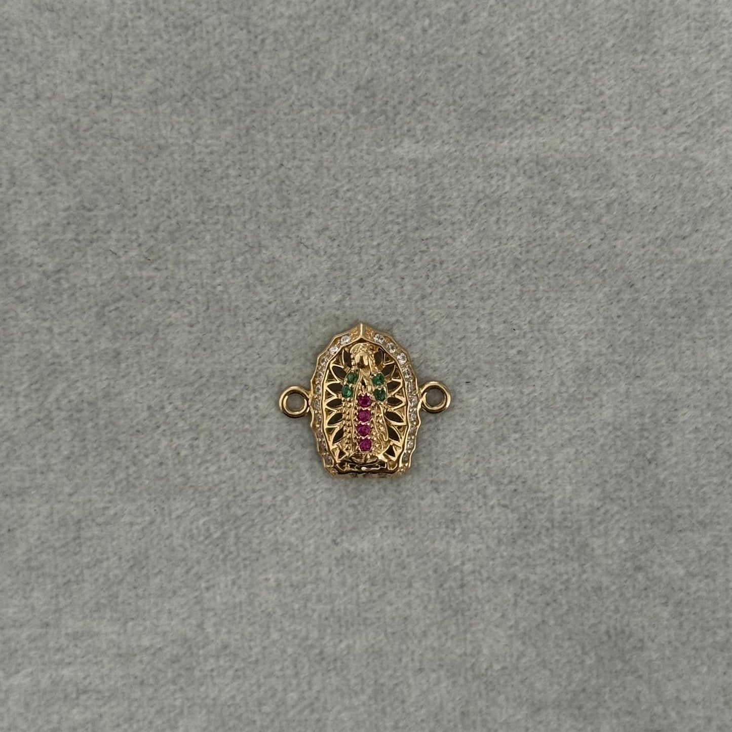 Herraje Virgen Guadalupe Silueta Diamantada Piedras Verdes-Rojas Nac 18K 1,13gr 1.6cm
