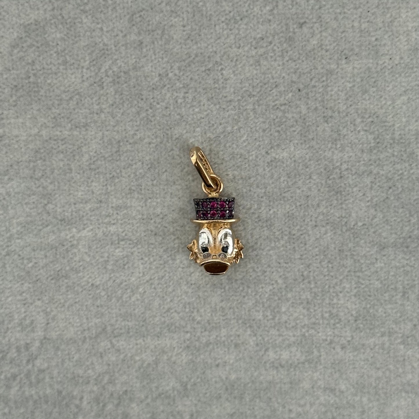 Dije Cabeza Tio Rico Piedras Rojas Oro Amarillo Nac 18K 1,38gr 1.9cm