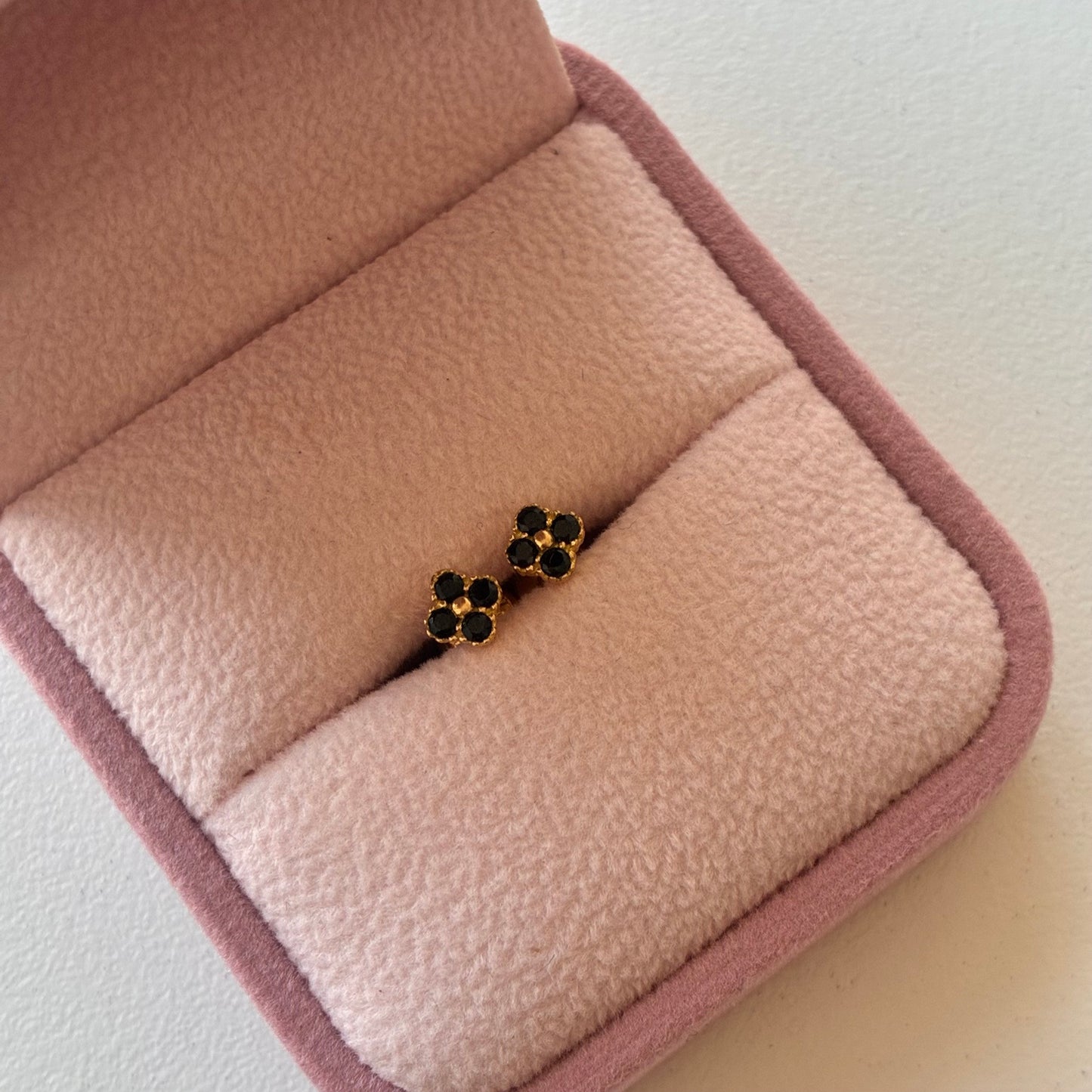 BLACK CLOVER STUDS 5MM 18K YELLOW GOLD -0.94GR