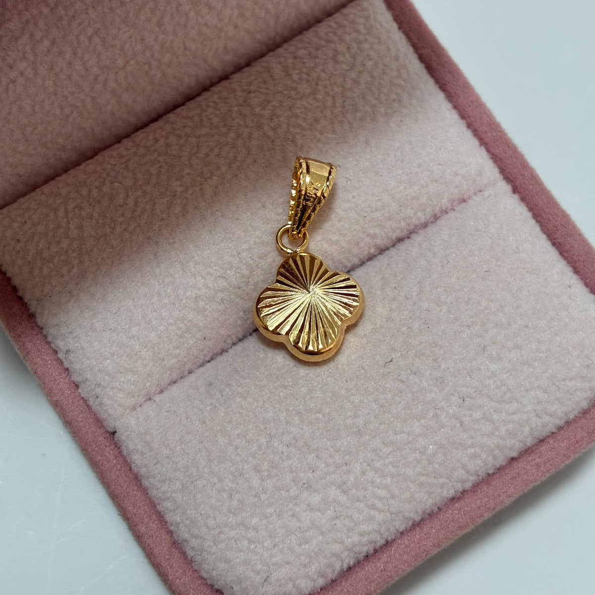 DIJE TREBOL DIAMANTADO 2CM ORO AMARILLO COL 18K - 0,67GR