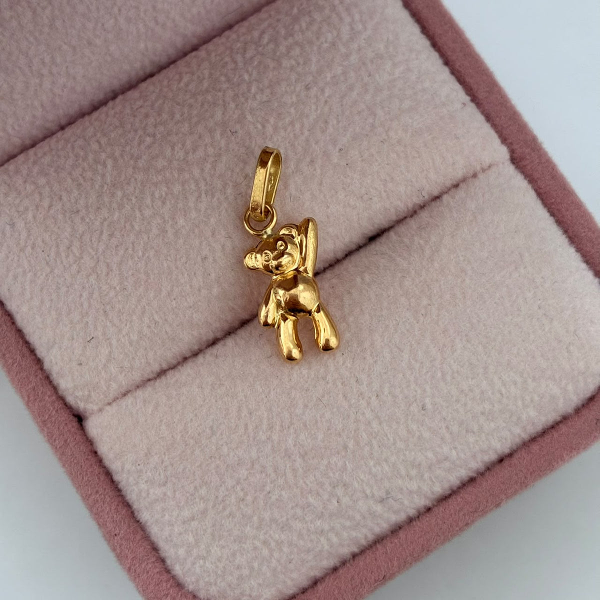 DIJE OSO MANO ALZADA 2CM ORO AMARILLO COL 18K - 0,77GR