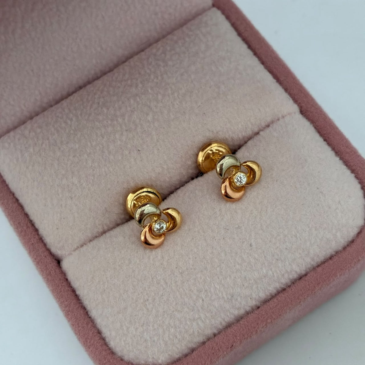 TOPOS FLOR TRES PETALOS + PIEDRAS BLANCAS TRES OROS COL 18K - 0,73GR