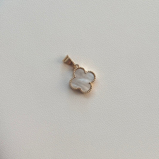 WHITE PEARL CLOVER PENDANT 1.8CM 18K YELLOW GOLD - 1.42GR