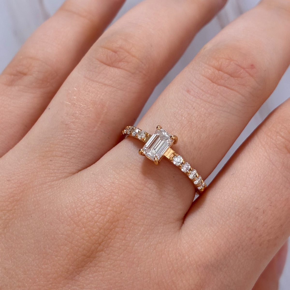 ANILLO SOLITARIO MOISSANITAS BLANCAS CORTE "EMERALD" + LATERALES 2MM 1,0QTS ORO AMARILLO COL 18K TALLA 8 - 2,94GR