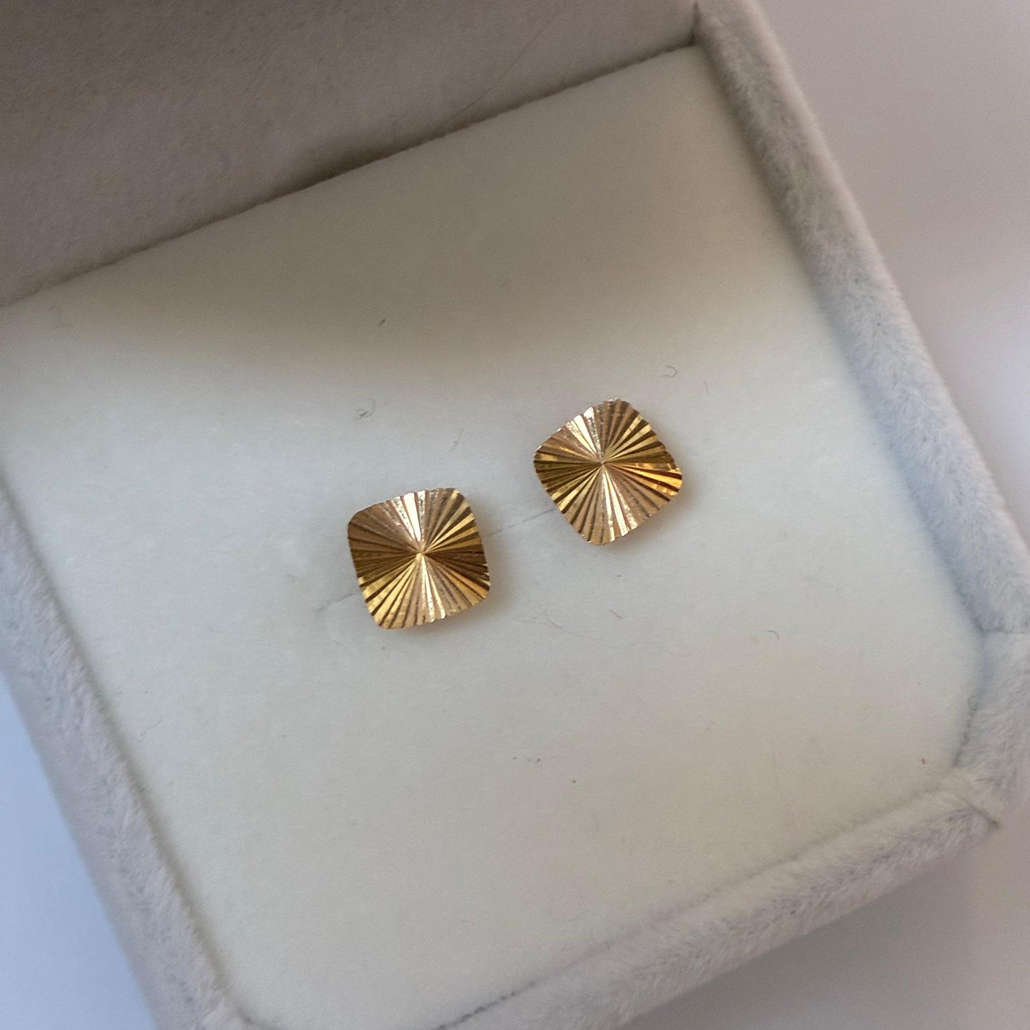 7MM DIAMOND-CUT SQUARE STUD EARRINGS IN 18K YELLOW GOLD - 0.59GR