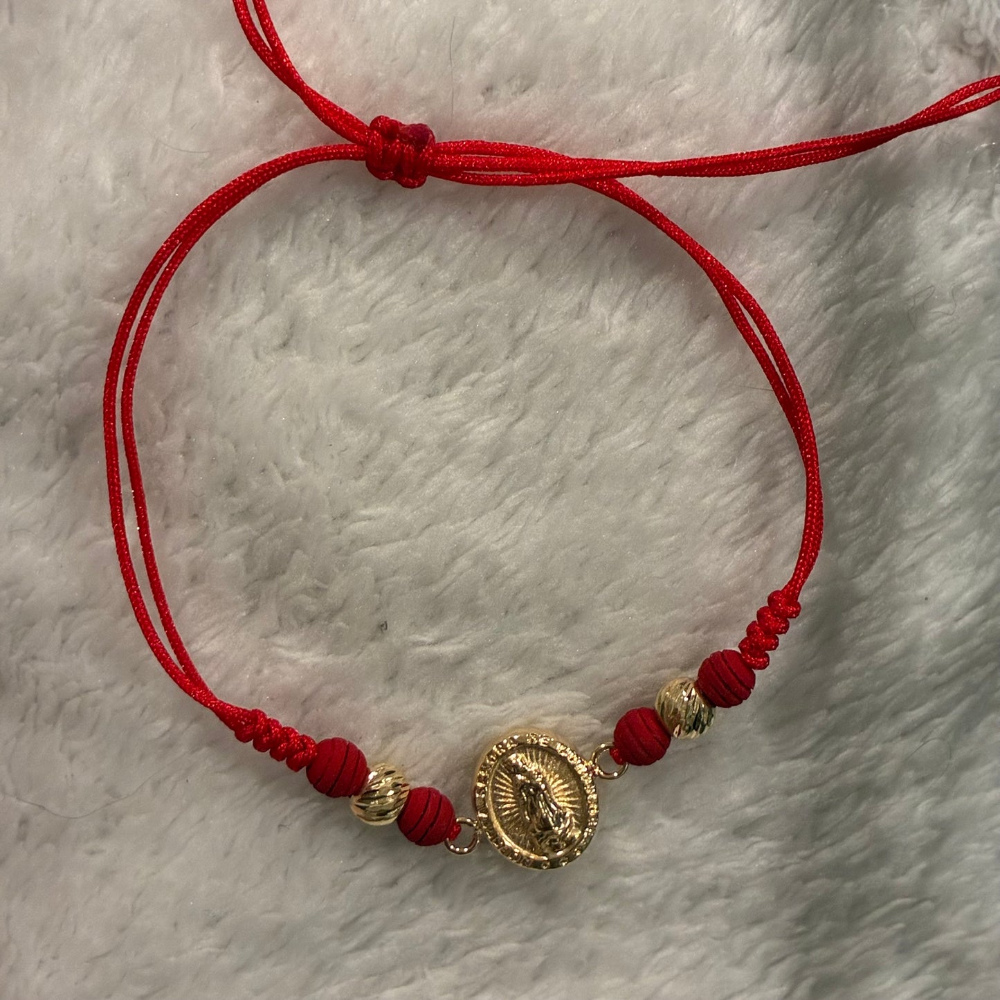 RED STRAND BRACELET VIRGIN OF GUADALUPE CHARM + 2 BEADS 5M 18K YELLOW GOLD - 0.84GR