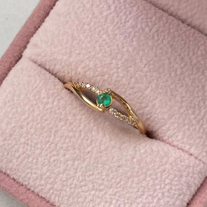 NATURAL EMERALD AND WHITE STONE RING 2.5MM 18K YELLOW GOLD SIZE 7 - 1.68GR
