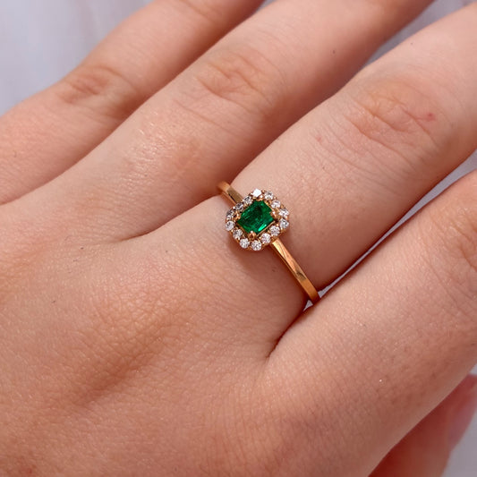 ANILLO SOLITARIO MILA PIEDRAS BLANCAS + ESMERALDA NATURAL 4MM X 3.2MM 0,22QTS ORO AMARILLO COL 18K TALLA 7 - 2,36GR