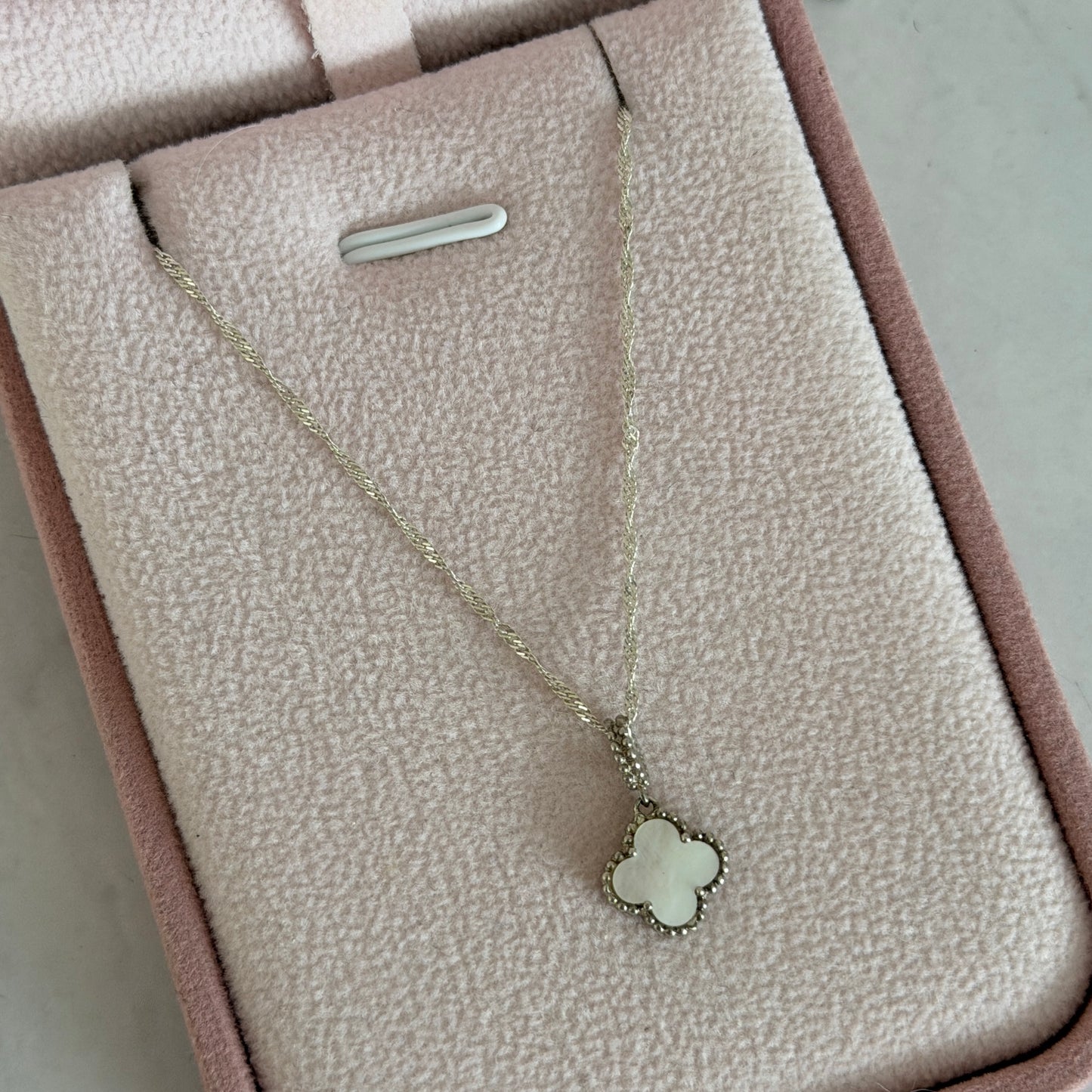 CADENA SINGAPUR + DIJE MINI TREBOL BLANCO PLATA 925 - 45CM