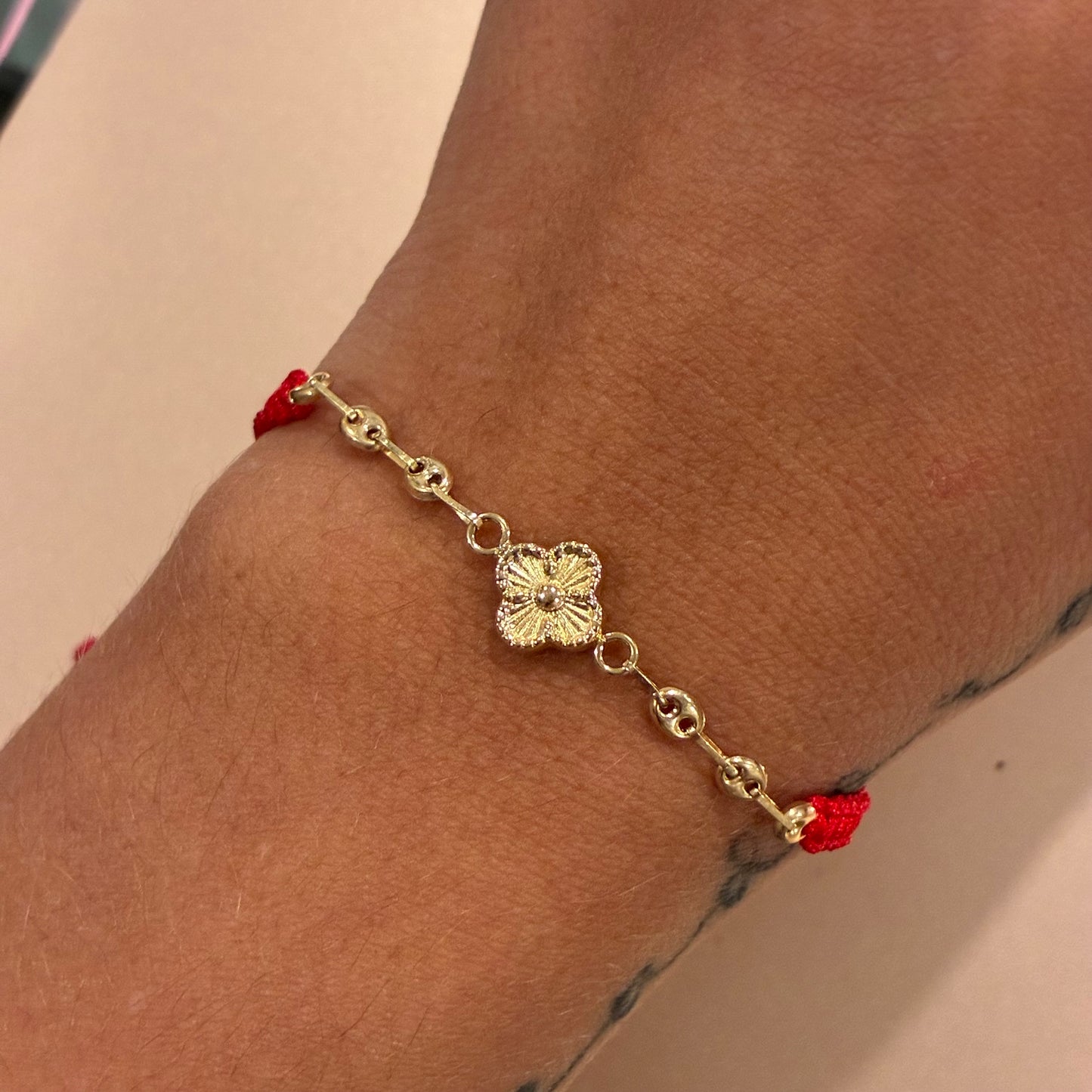 RED STRAND BRACELET WITH DIAMOND CLOVER CHARM + COFFEE BEAN 18K YELLOW GOLD - 0.84GR
