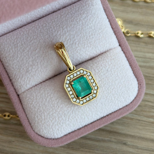 NATURAL EMERALD SQUARE PENDANT + WHITE STONES 18K YELLOW GOLD NECKLACE - 3.94GR