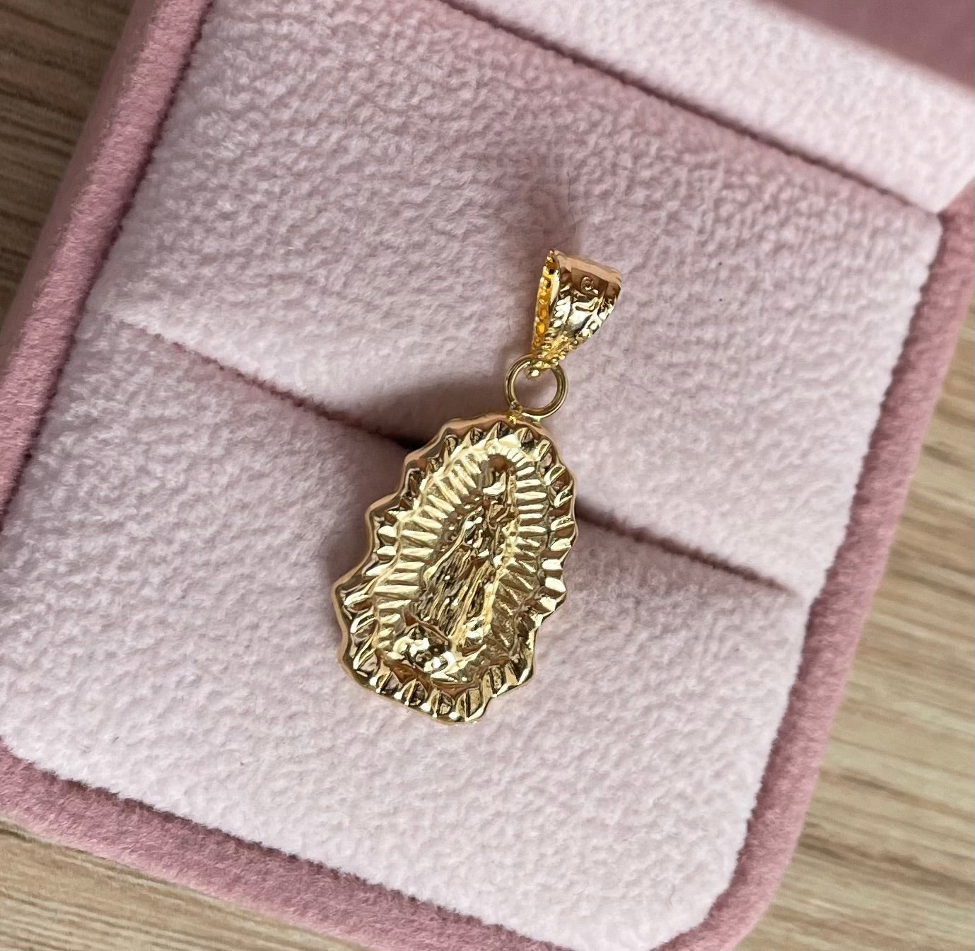 GUADALUPE VIRGIN SILHOUETTE PENDANT 2.5CM 18K YELLOW GOLD - 1.02GR