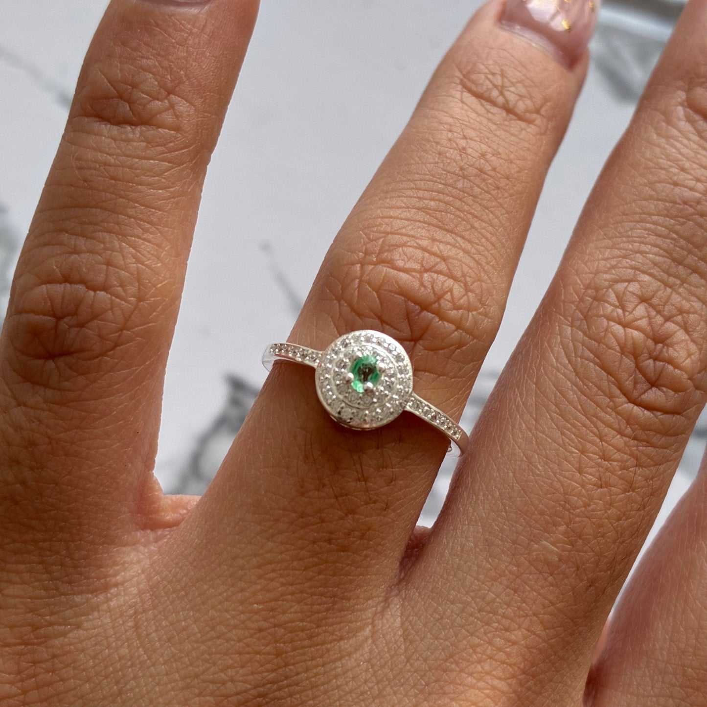 ANILLO DOBLE LINEA PIEDRAS BLANCAS PLATA 925 + ESMERALDA NATURAL TALLA 8.5