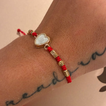 RED STRAND BRACELET WHITE HEART CHARM + DIAMOND-CUT BEADS AND CYLINDERS 18K YELLOW GOLD - 1.87GR