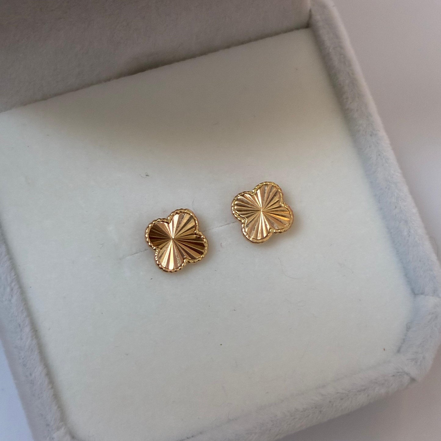 8MM DIAMOND-CUT CLOVER STUDS IN 18K YELLOW GOLD - 0.91GR