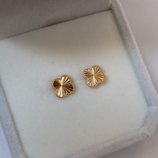 8MM DIAMOND-CUT CLOVER STUDS IN 18K YELLOW GOLD - 0.91GR