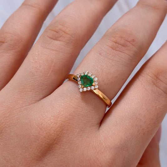 ANILLO SOLITARIO MILA PIEDRAS BLANCAS + ESMERALDA NATURAL 4.8MM X 3.7MM 0,30QTS ORO AMARILLO COL 18K TALLA 7.5 - 3,06GR