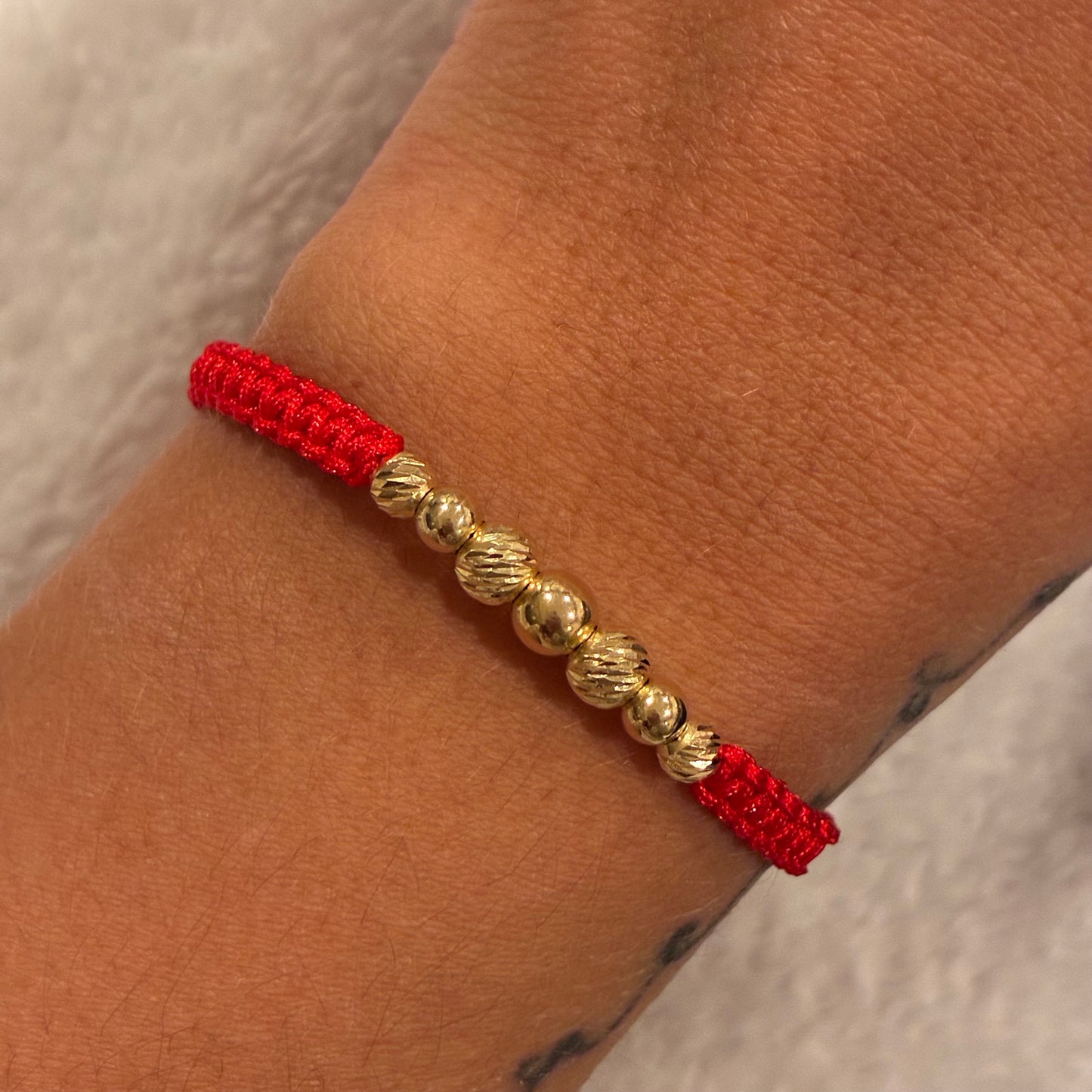 RED THREAD BRACELET WITH 7 SMOOTH AND DIAMOND BEADS 5M/4M 18K YELLOW GOLD - 0.63GR