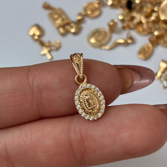 DIJE VIRGEN DE GUADALUPE CON PIEDRAS BLANCAS 1.9CM ORO AMARILLO COL 18K - 0,73GR