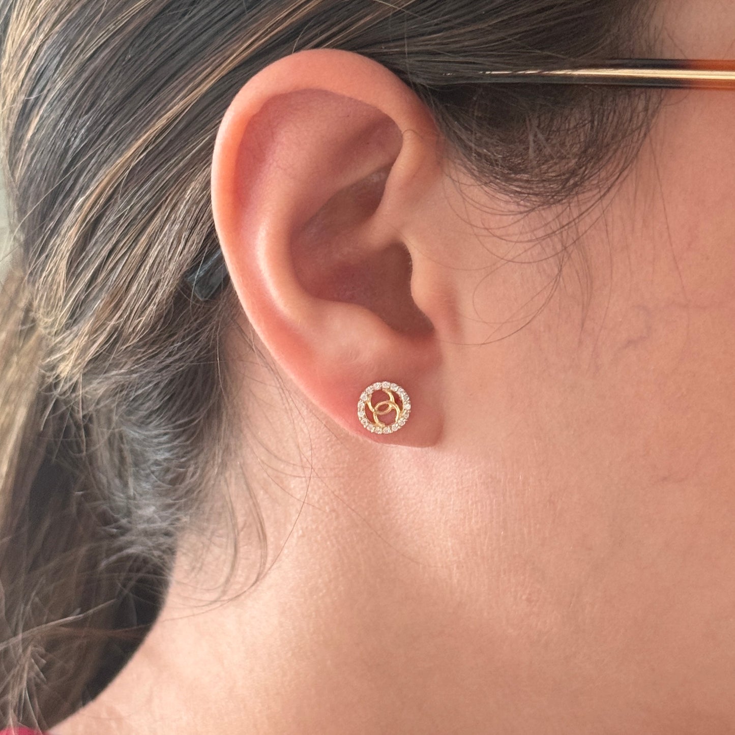 TOPOS DOBLE C CIRCONES BLANCOS ORO AMARILLO 18K - 1,0GR
