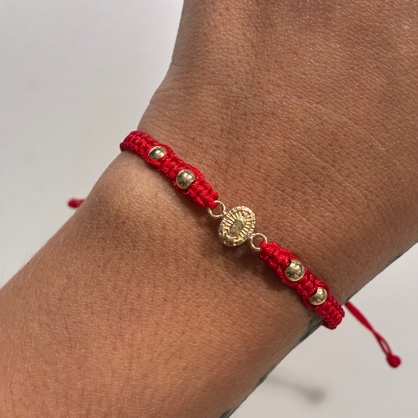 RED STRAND BRACELET VIRGIN OF GUADALUPE CHARM + 4 BEADS 4M 18K YELLOW GOLD - 0.55GR