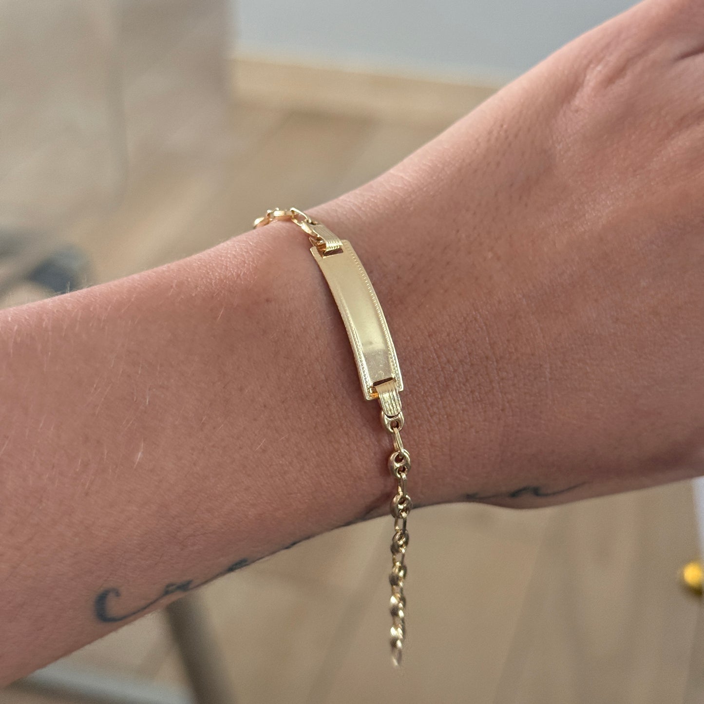 PULSERA GRANO DE CAFE CON PLACA DE BISEL RAYADO ORO AMARILLO 18K 14,5CM - 2,54GR