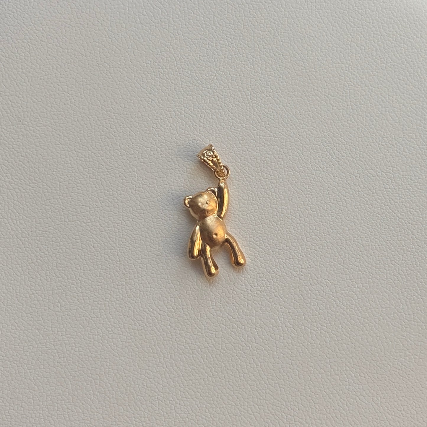 DIJE OSO MANO ALZADA LISO 2.3CM ORO AMARILLO 18K - 0,64GR