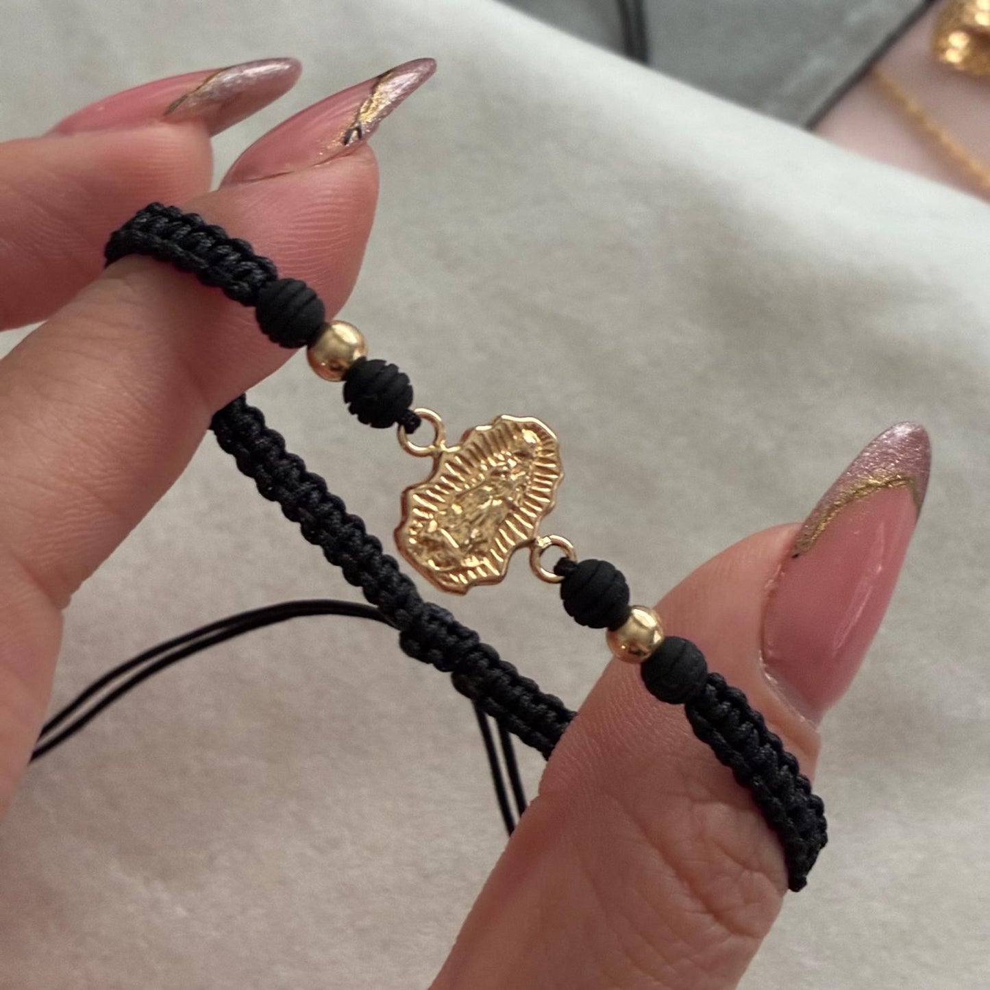 PULSERA HILO NEGRO DIJE VIRGEN DE GUADALUPE EN SILUETA + 2 BOLAS LISAS 4MM ORO AMARILLO COL 18K - 0,97GR