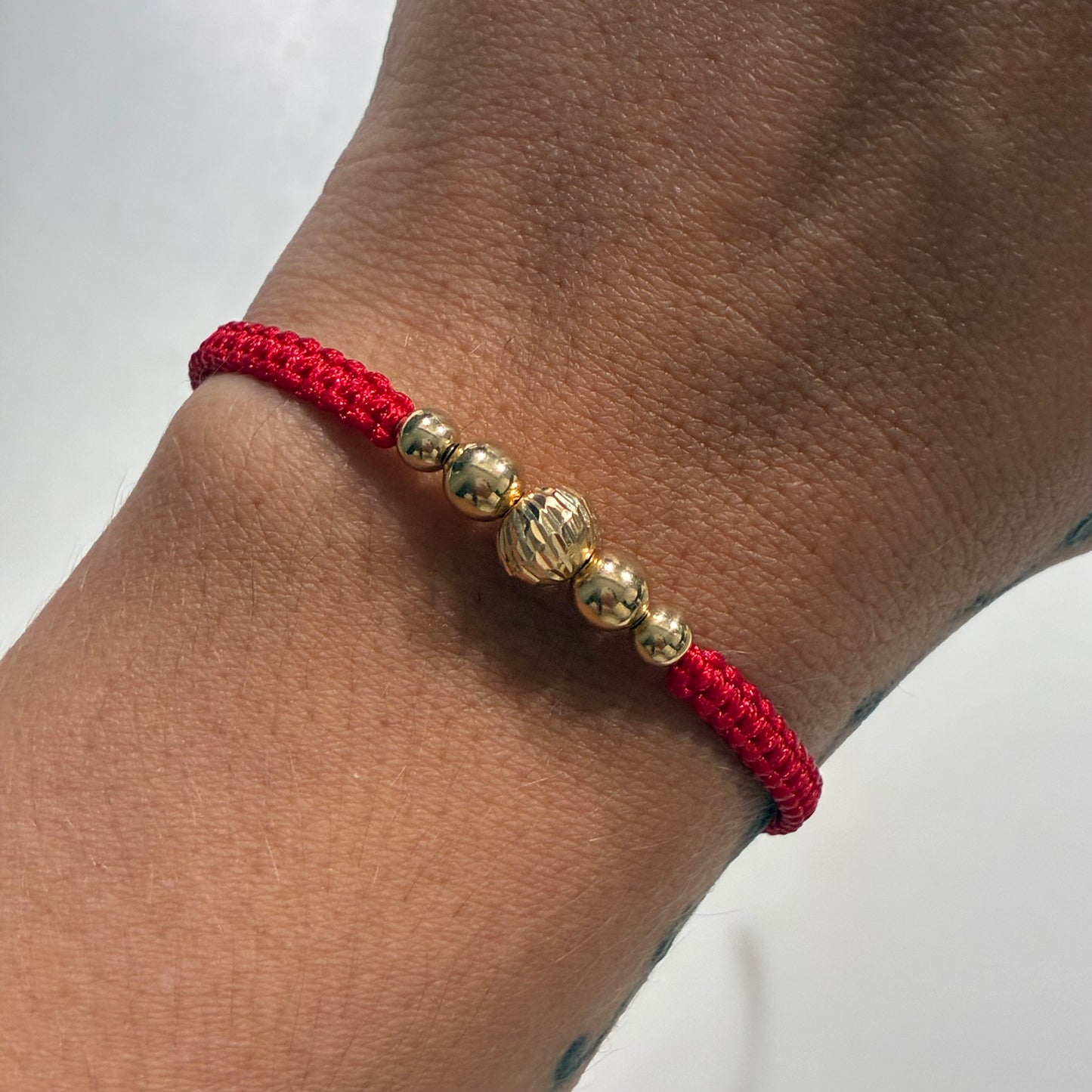 WOVEN BRACELET RED THREAD 5 BEADS (6M/5M/4M) 18K YELLOW GOLD - 0.69GR