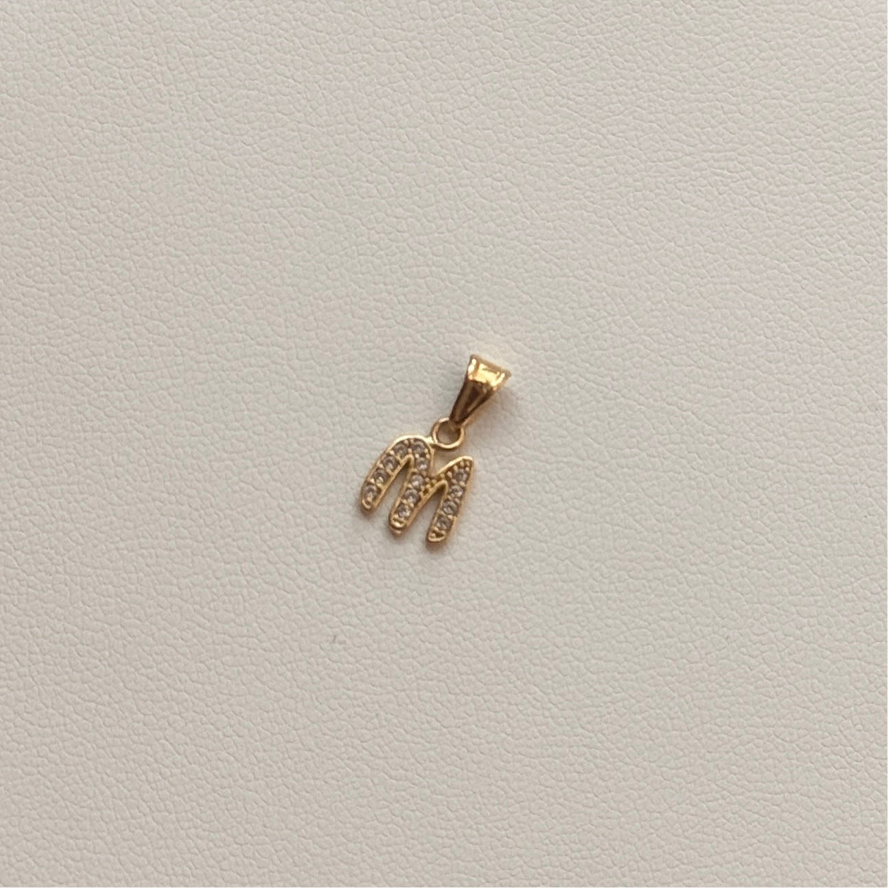 LETTER M SILHOUETTE PENDANT WITH WHITE ZIRCONS 1.4CM 18K YELLOW GOLD - 0.41GR