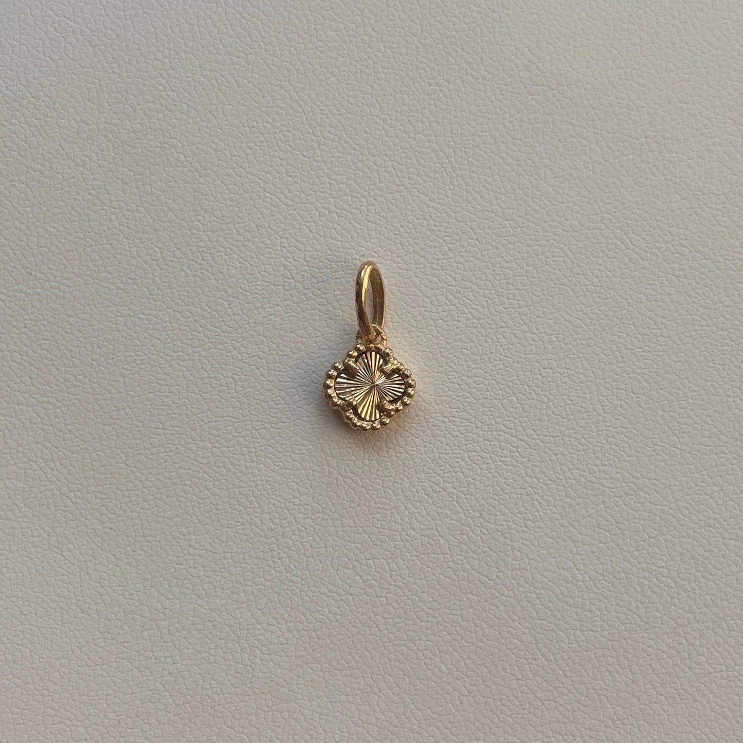 1.5CM 18K YELLOW GOLD DIAMOND CLOVER PENDANT - 1.0GR