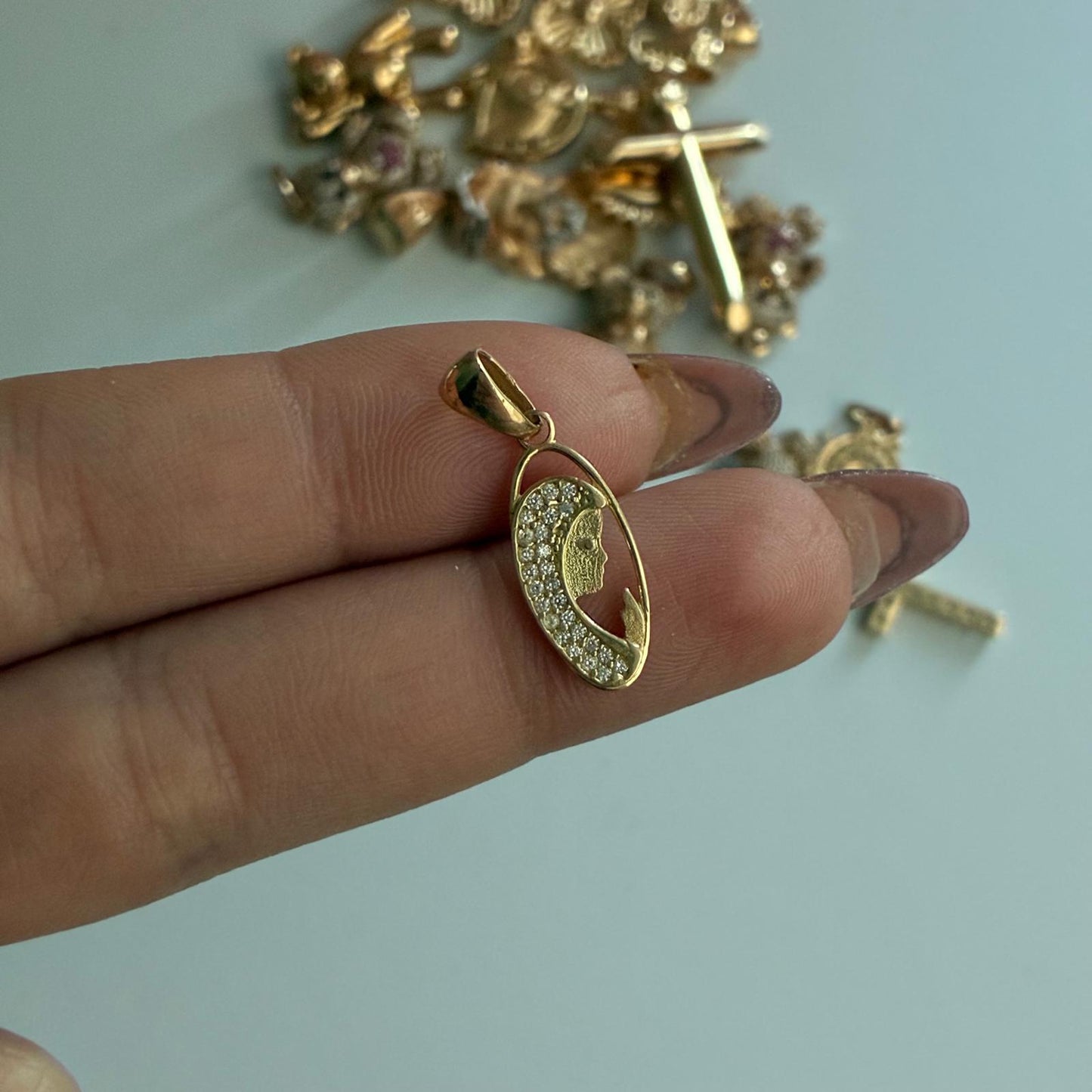 DIJE VIRGEN NIÑA MARIA CON PIEDRAS BLANCAS 1.9CM ORO AMARILLO COL 18K - 1,06GR