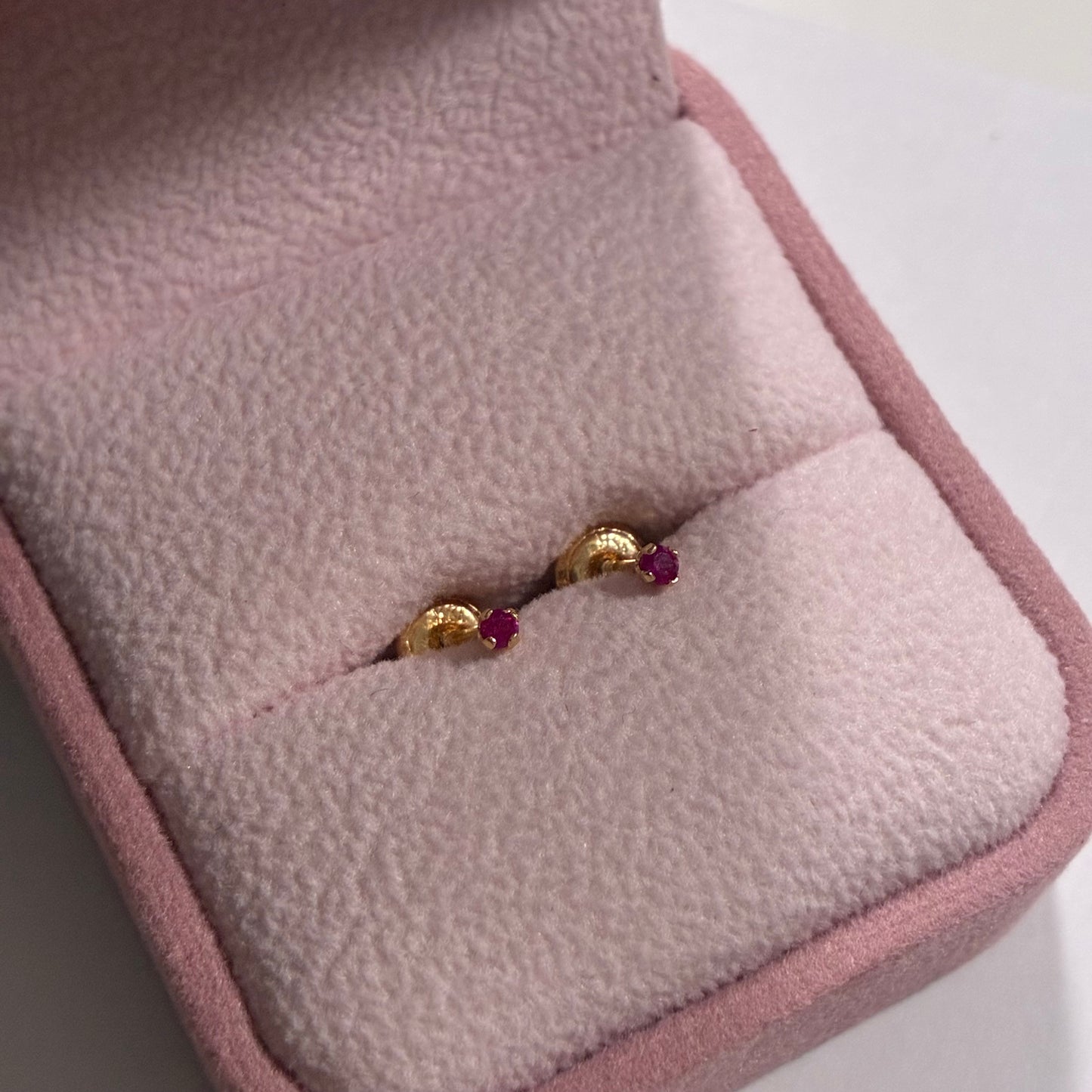 FUCHSIA STONE STUDS 2MM 18K YELLOW GOLD - 0.43GR