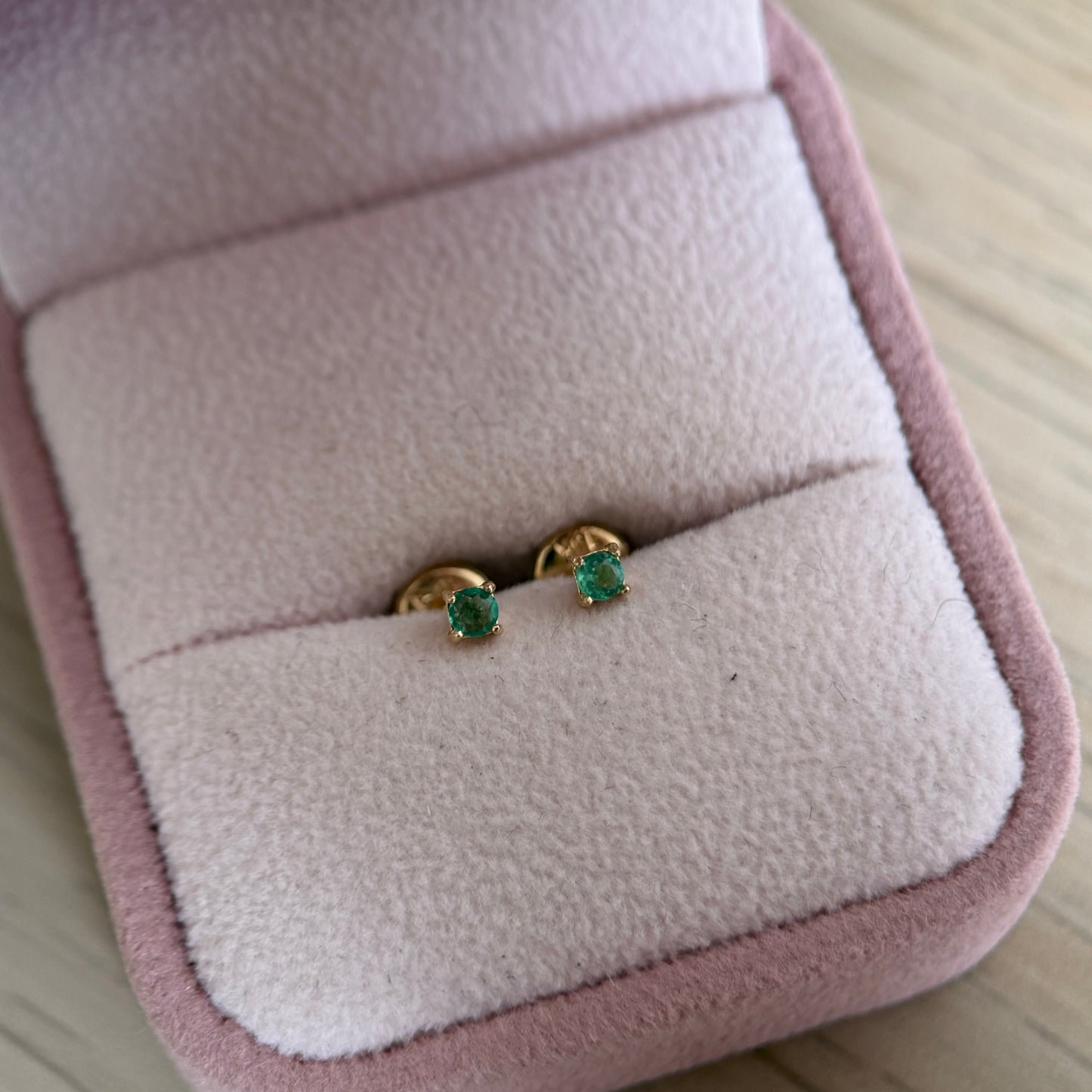 NATURAL EMERALD STUDS 2.6MM 18K YELLOW GOLD - 0.5GR
