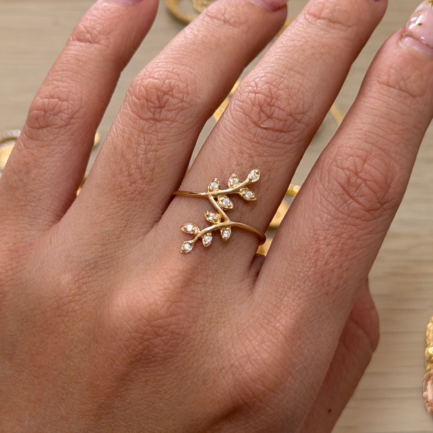 INTERTWINED LEAF RING WITH WHITE STONES IN 18K YELLOW GOLD - SIZE 8 1.68GR