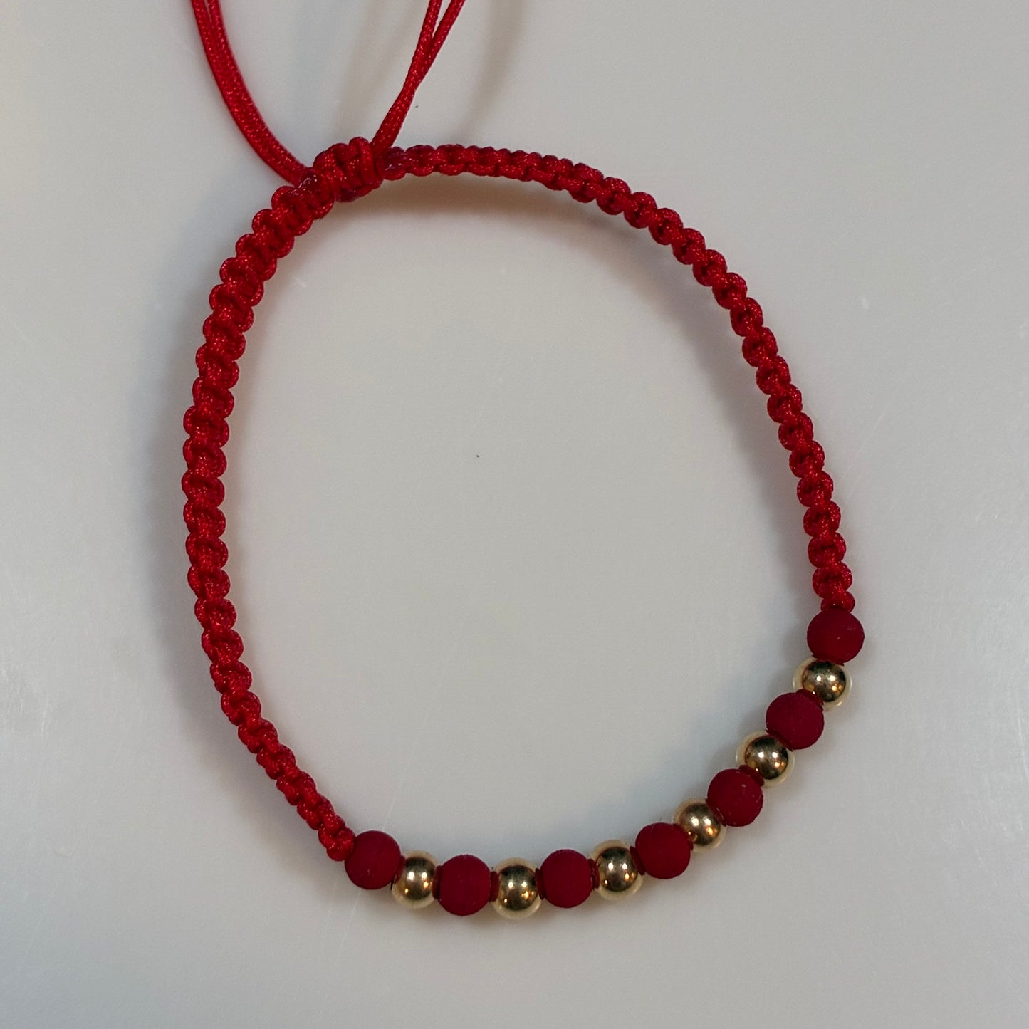 RED THREAD BRACELET WITH 6 SMOOTH 4MM BEADS IN 18K YELLOW GOLD - 0.54GR