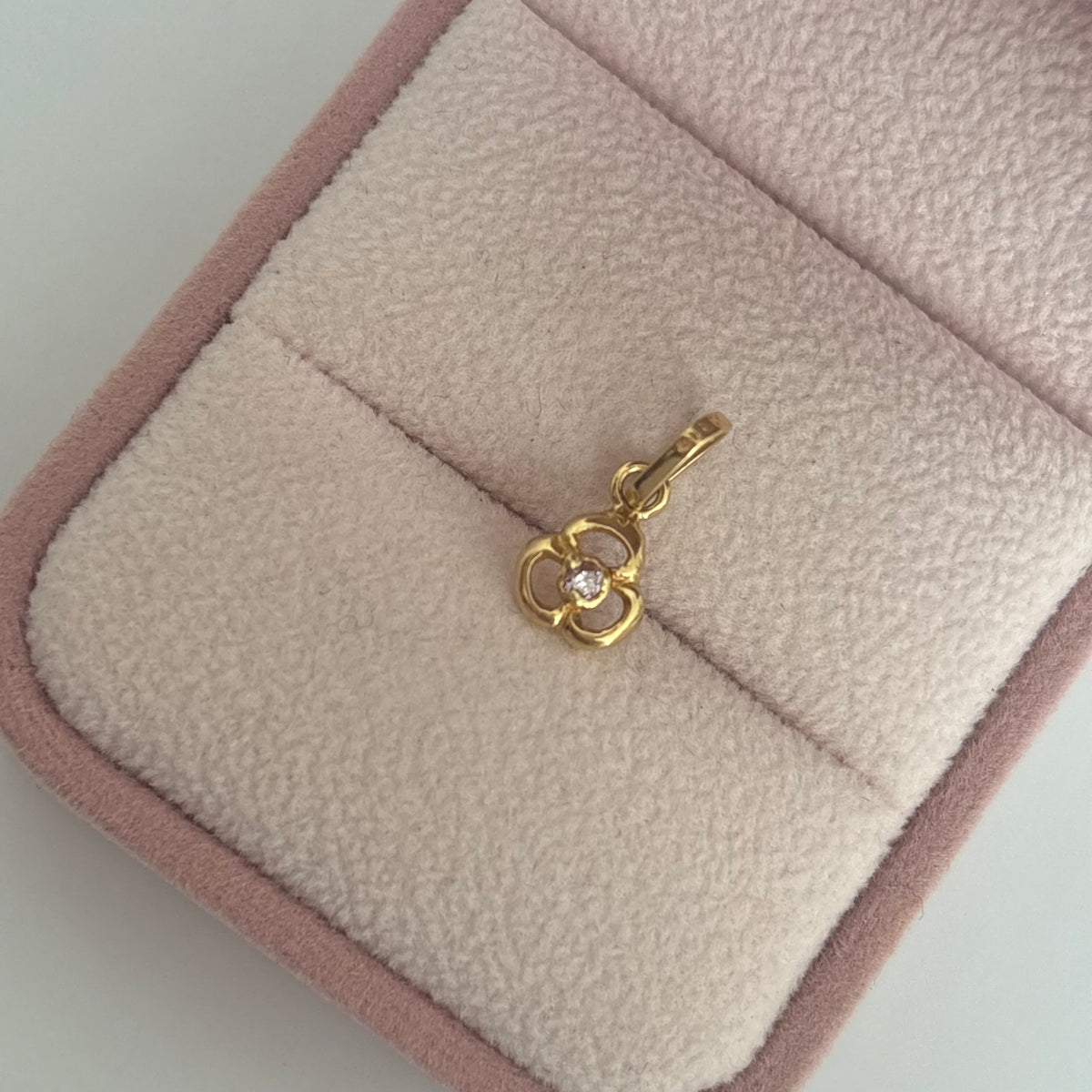 DIJE DE FLOR TRES PETALOS CON PIEDRA LILA 1,5CM ORO AMARILLO COL 18K - 0,66GR