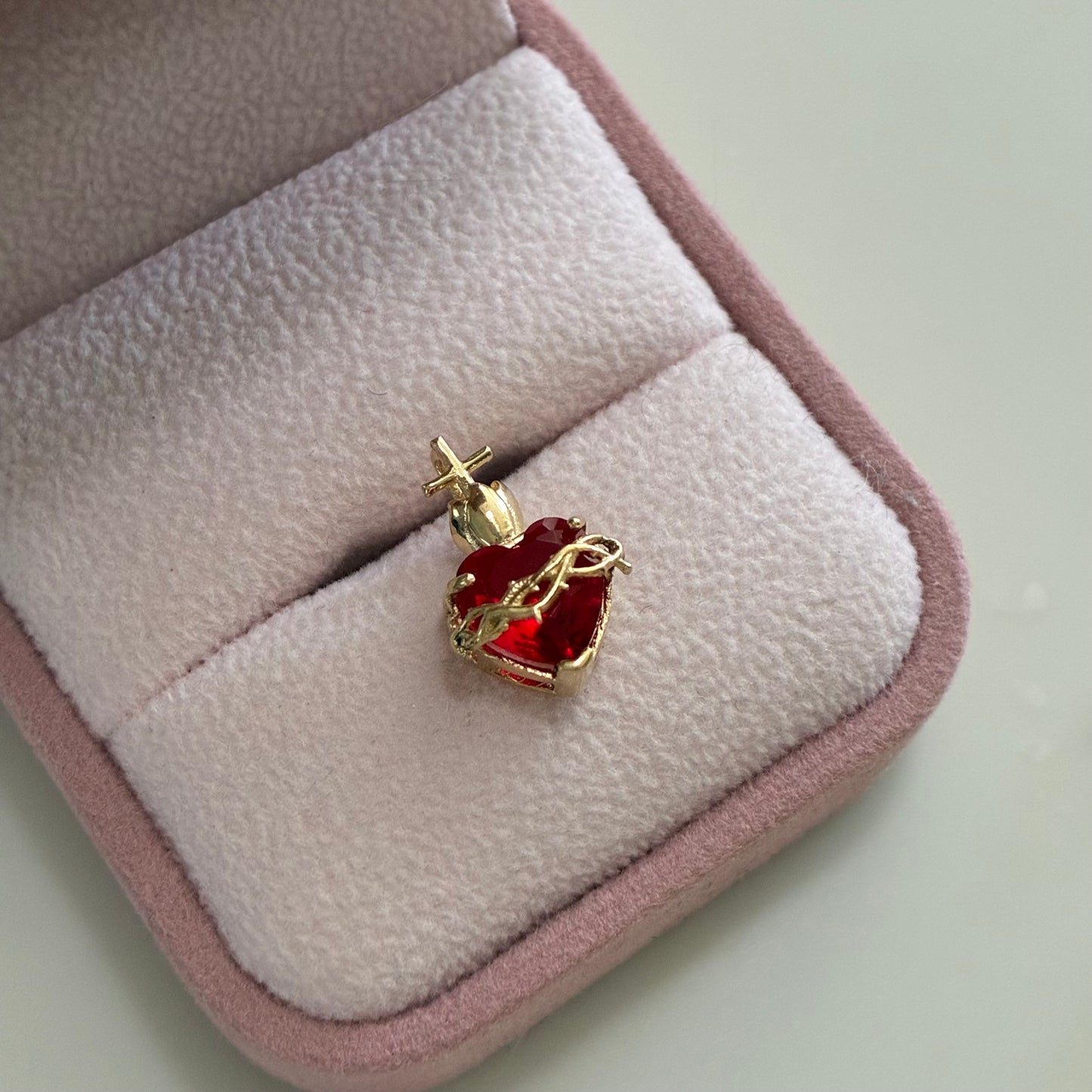 SACRED HEART PENDANT WITH RED STONE 1.6CM 18K YELLOW GOLD - 1.74GR