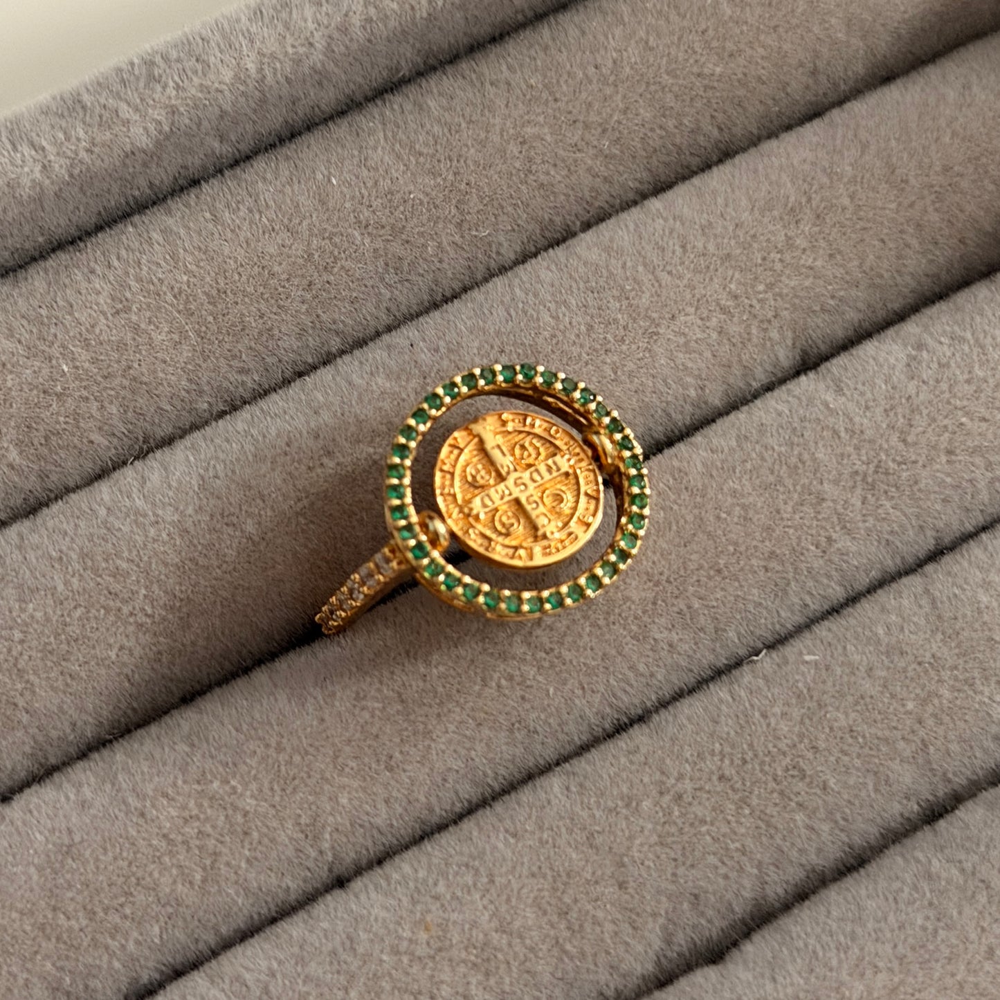 ANILLO SAN BENITO + CIRCULO PIEDRAS BLANCAS Y VERDES ORO AMARILLO COL 18K TALLA 7 - 3,45GR