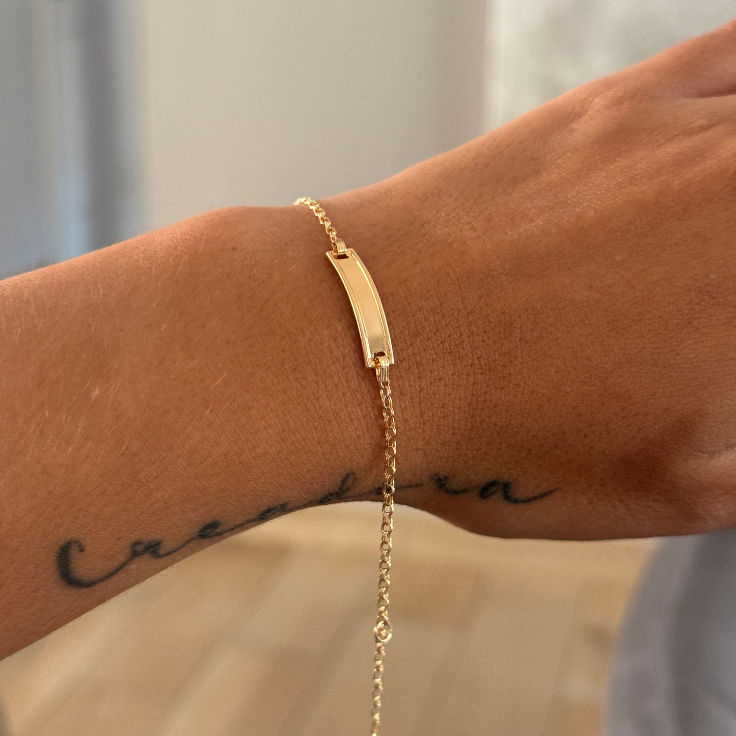 PULSERA ARO SEGUIDO PARA BEBE CON PLACA DE BISEL LISO ORO AMARILLO 18K 15,5CM - 1,26GR